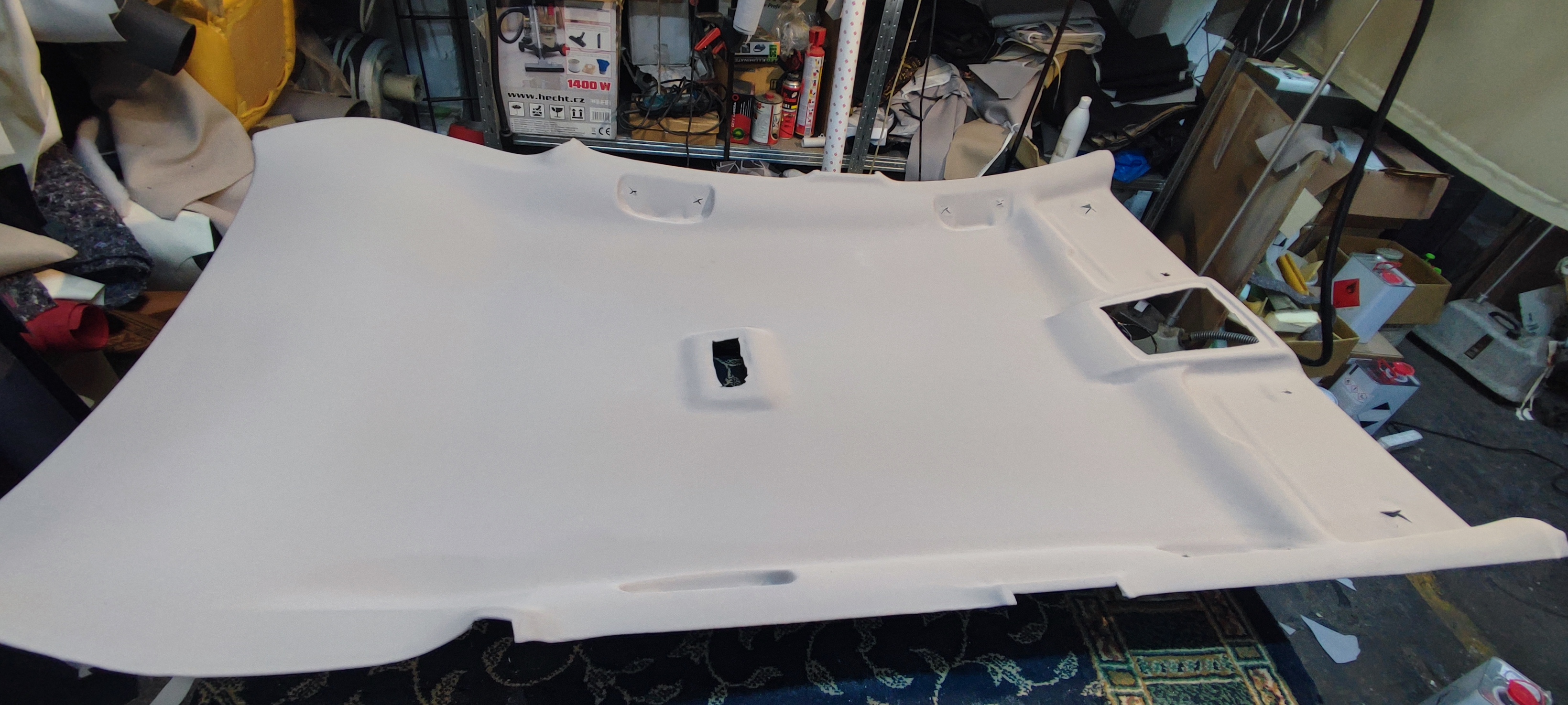 Tetőkárpit javítás – Skoda, szürke anyag, tiszta vonalvezetés